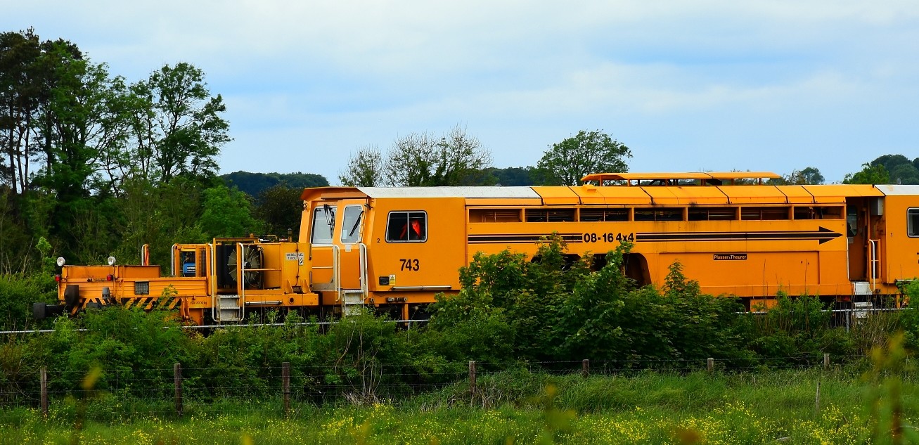 Tamper 743 stands in the loop at Clonnydonnin waiting to the cross the 12.45 Heuston - Westport with the 1120 Claremorris-Portlaoise
